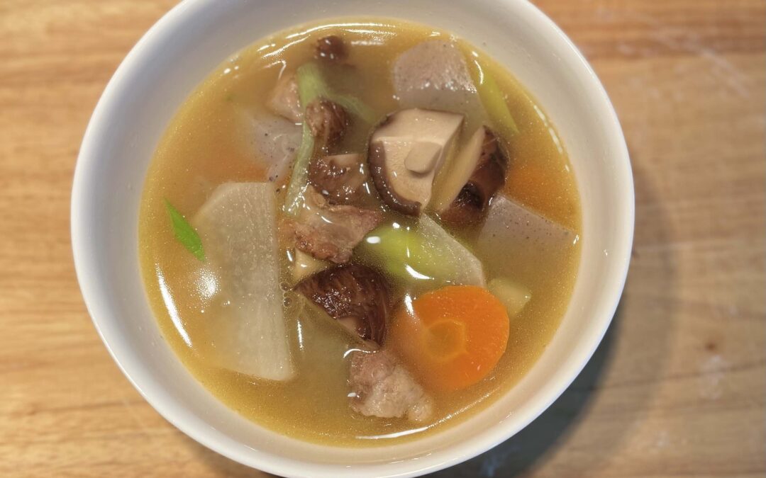 Pork and Vegetable Miso Soup (Tonjiru 豚汁) 五花肉片蔬菜汤